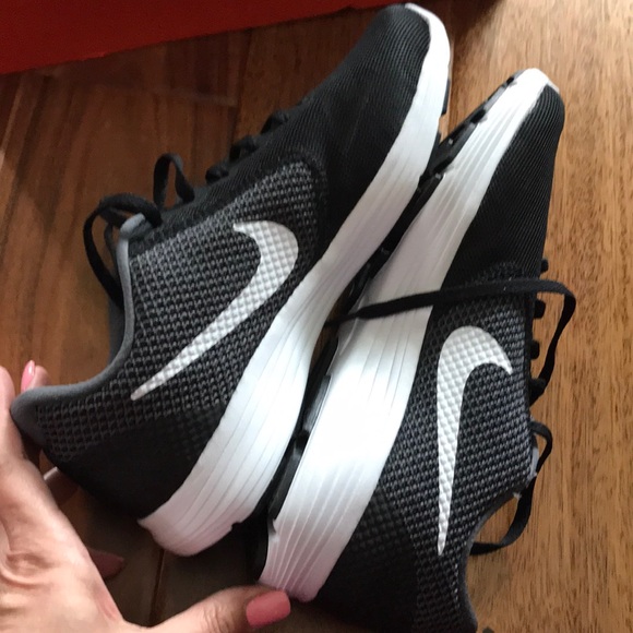 Nike Mens 7.5 Black & Dark Grey Revolution-3 —Last pair! - Picture 5 of 8